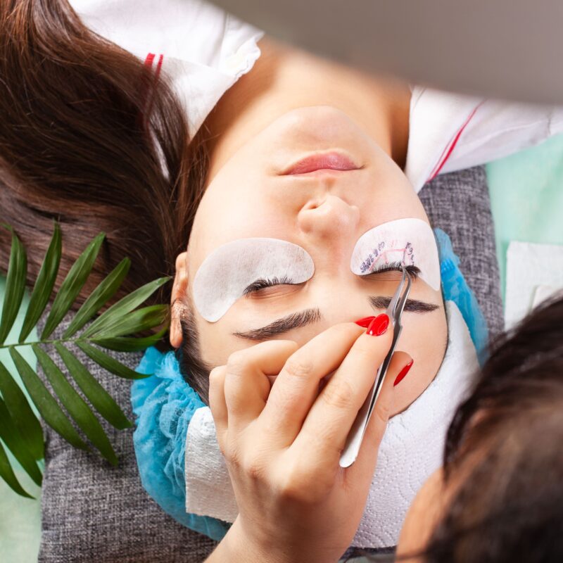 Técnicas como microblading y lifting
