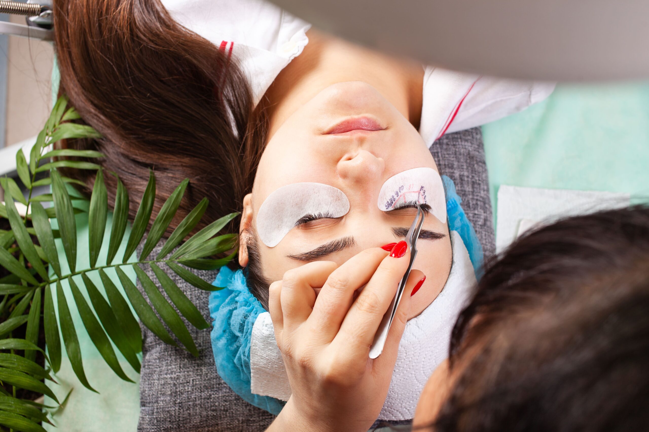 Técnicas como microblading y lifting