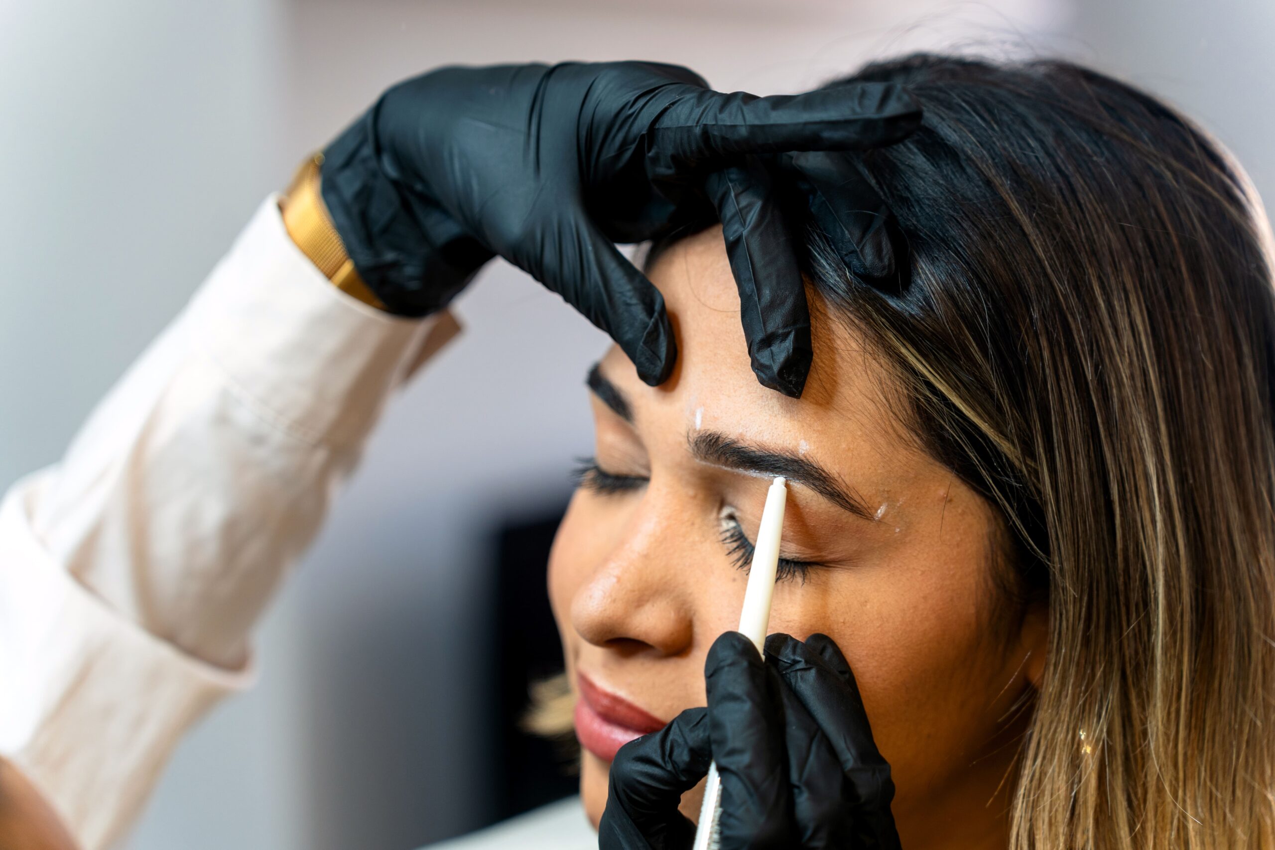 Técnicas como microblading y lifting